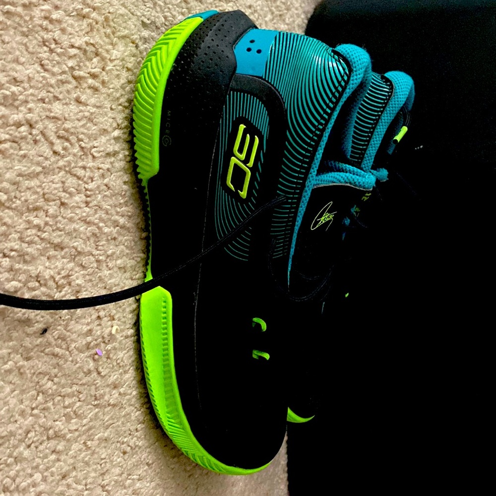 Like new under armor kids shoes worn once
